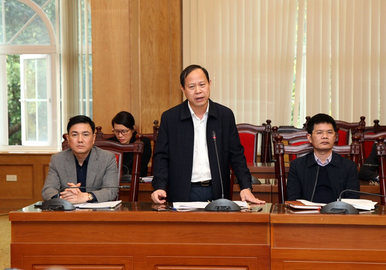 Ông Đinh Ngọc Khoa – Giám đốc Công an tỉnh Vĩnh Phúc (ở giữa, áo khoác đen, sơ mi trắng). Ảnh: Cổng TTĐT Vĩnh Phúc