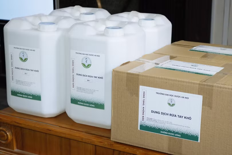 Dung dịch nước rửa tay khô của Trường Đại học Dược Hà Nội. Ảnh: Thế Anh