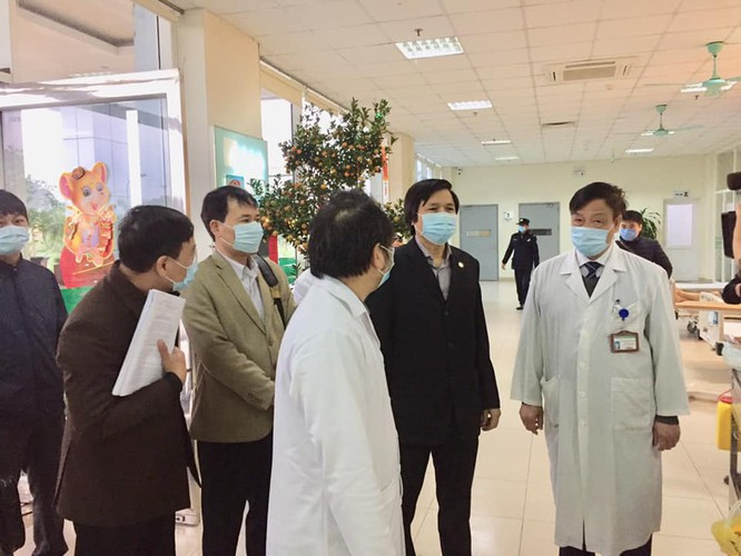 Đoàn công tác của Bộ Y tế kiểm tra công tác khám, chữa bệnh cho bệnh nhân tại Bệnh viện Bệnh nhiệt đới Trung ương. Ảnh: Lê Hảo Đoàn công tác của Bộ Y tế kiểm tra công tác khám, chữa bệnh cho bệnh nhân tại Bệnh viện Bệnh nhiệt đới Trung ương. Ảnh: Lê Hảo