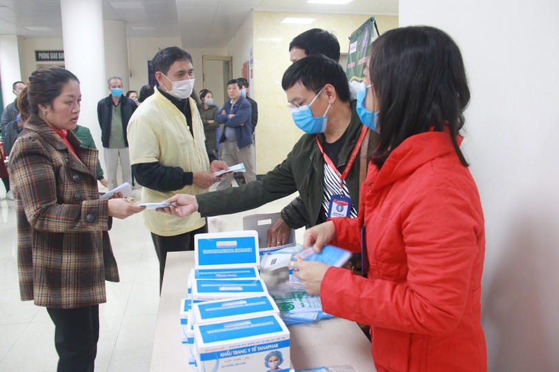 Các bác sĩ phát khẩu trang cho người bệnh và người nhà bệnh nhân. Ảnh: BVCC