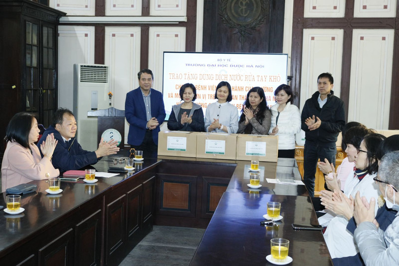 Ban giám hiệu Trường Đại học Dược Hà Nội trao tặng dung dịch nước rửa tay khô cho các đơn vị. Ảnh: Thế Anh