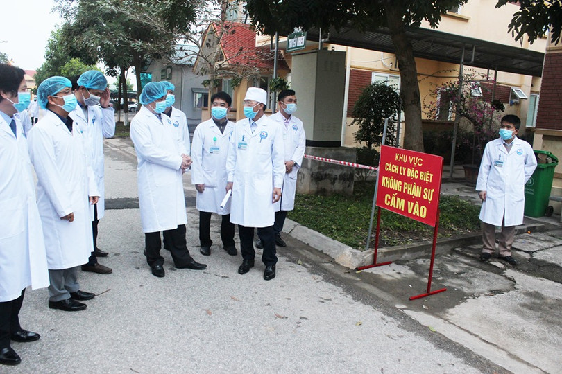 Đoàn làm việc của Bộ Y tế kiểm tra khu vực cách ly đặc biệt. Ảnh: Lê Hảo