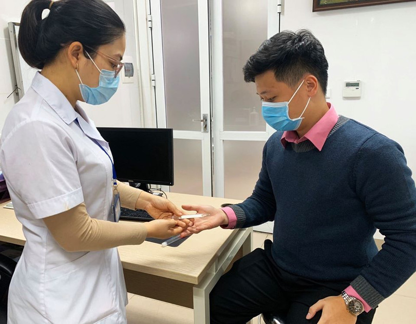 Bác sĩ thăm khám cho bệnh nhân. Ảnh: Lê Vinh Bác sĩ thăm khám cho bệnh nhân. Ảnh: Lê Vinh