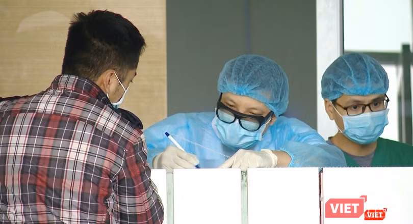 Người dân tại cơ sở khám, chữa bệnh. Ảnh: Minh Thúy Người dân tại cơ sở khám, chữa bệnh. Ảnh: Minh Thúy