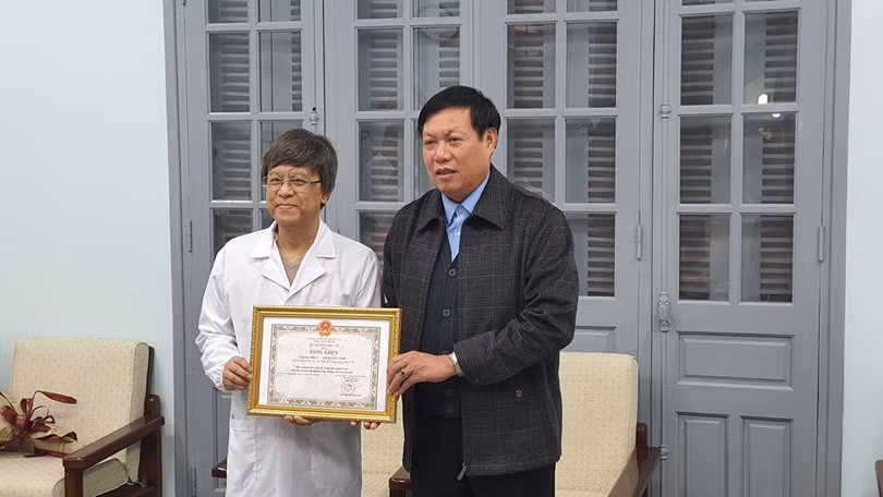 GS.TS. Đặng Đức Anh - Viện Trưởng Viện Vệ sinh Dịch tễ Trung ương nhận Bằng khen của Bộ Y tế. Ảnh: Tuấn Dũng GS.TS. Đặng Đức Anh - Viện Trưởng Viện Vệ sinh Dịch tễ Trung ương nhận Bằng khen của Bộ Y tế. Ảnh: Tuấn Dũng