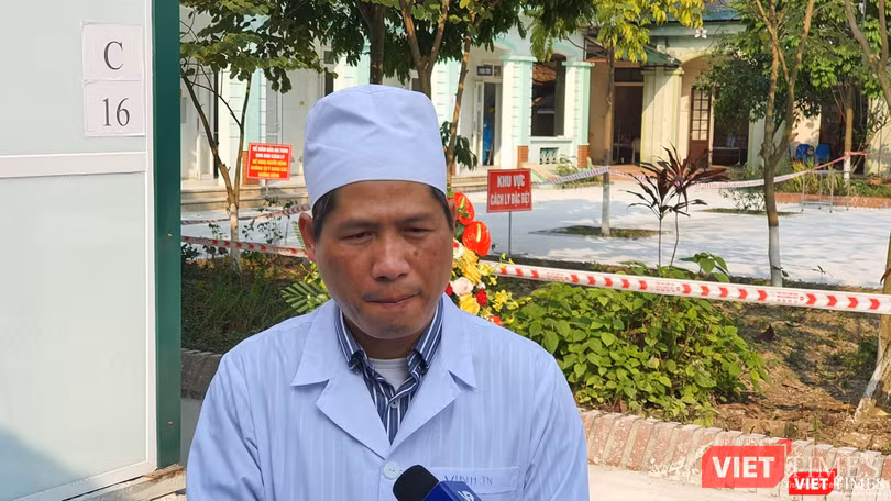 BS. CKII. Trần Quang Vịnh - Trưởng khoa Truyền nhiễm, Bệnh viện Đa khoa Phúc Yên. Ảnh: Tuấn Dũng