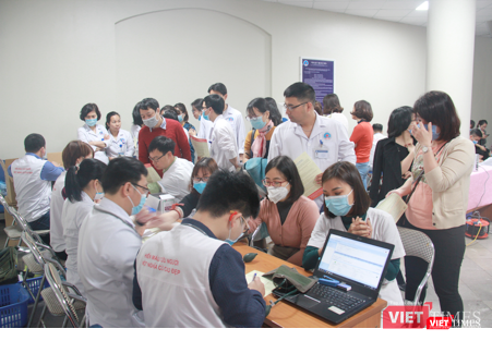 Nhập mô tả ảnhCác y, bác sĩ tham gia hiến máu tại Bệnh viện Hữu Nghị. Ảnh: TT