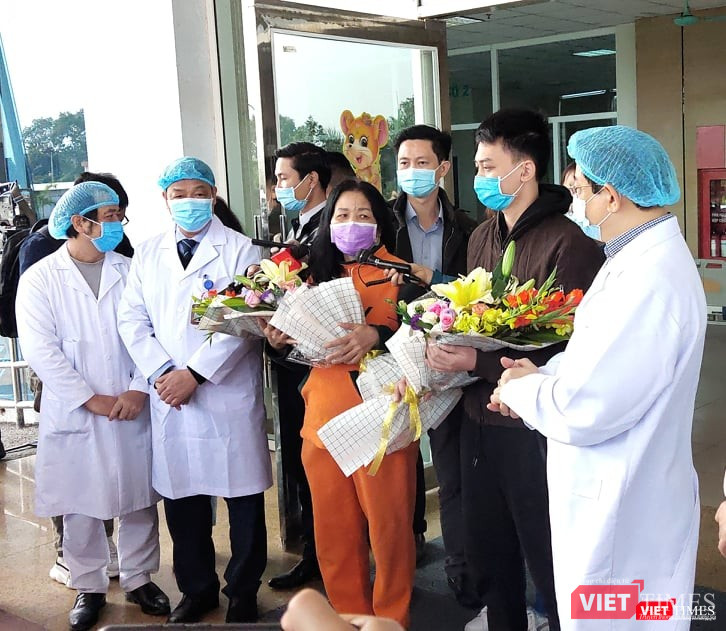 2 bệnh nhân mắc COVID-19 hoàn toàn khỏe mạnh trong ngày ra viện. Ảnh: Minh Thúy