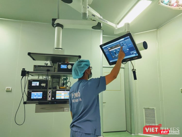 Bác sĩ thao tác trong phòng mổ KARL STORZ OR1. Ảnh: Minh Thúy