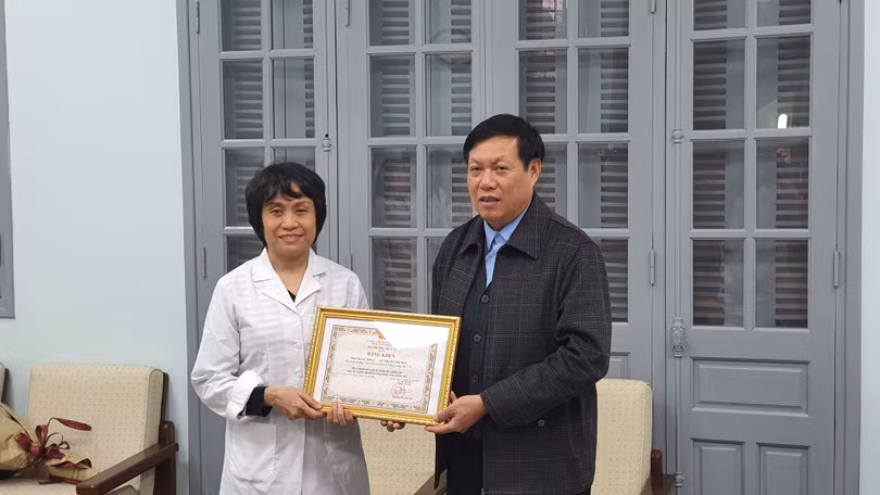 Thứ trưởng Đỗ Xuân Tuyên trao Bằng khen của Bộ Y tế cho PGS. TS. Lê Quỳnh Mai – Phó Viện Trưởng Viện Vệ sinh Dịch tễ Trung ương. Ảnh: Tuấn Dũng Thứ trưởng Đỗ Xuân Tuyên trao Bằng khen của Bộ Y tế cho PGS. TS. Lê Quỳnh Mai – Phó Viện Trưởng Viện Vệ sinh Dịch tễ Trung ương. Ảnh: Tuấn Dũng