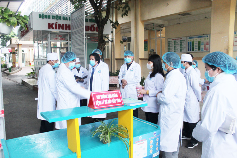 PGS.TS. Lương Ngọc Khuê kiểm tra khu vực hướng dẫn khám bệnh lý hô hấp cấp tính cho bệnh nhân. Ảnh: Lê Hảo