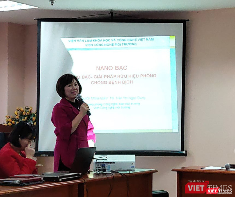 TS. Trần Thị Ngọc Dung giới thiệu về Nano bạc - giải pháp hữu hiệu phòng chống bệnh dịch. Ảnh: Minh Thúy