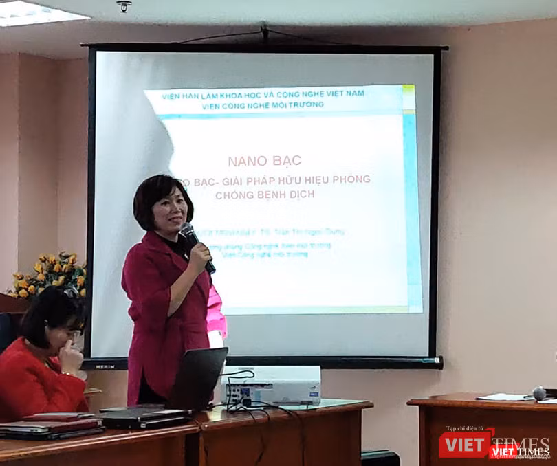 TS. Trần Thị Ngọc Dung giới thiệu về Nano bạc - giải pháp hữu hiệu phòng chống bệnh dịch. Ảnh: Minh Thúy
