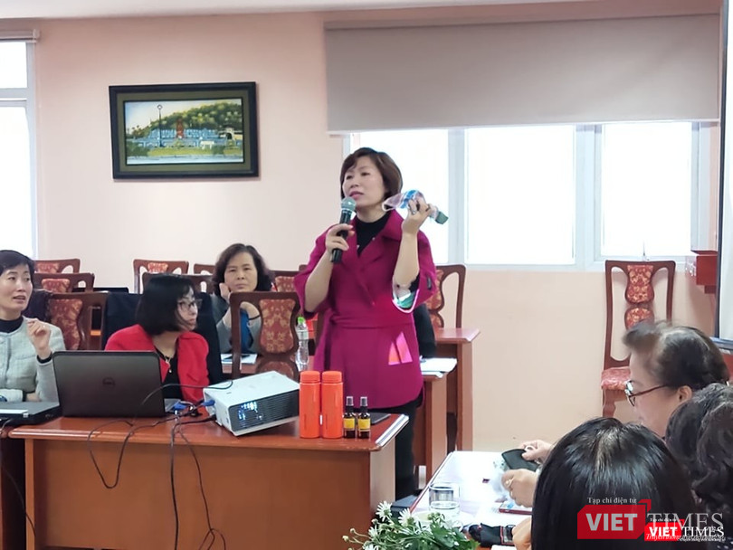 TS. Trần Thị Ngọc Dung - Trưởng phòng công nghệ Thân Môi trường Viện Công nghệ môi trường, Viện Hàn lâm Khoa học và Công nghệ Việt Nam giới thiệu về khẩu trang sát khuẩn. Ảnh: Minh Thúy