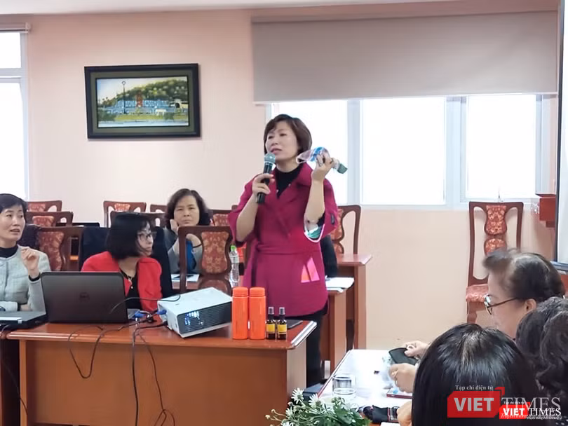 TS. Trần Thị Ngọc Dung - Trưởng phòng công nghệ Thân Môi trường Viện Công nghệ môi trường, Viện Hàn lâm Khoa học và Công nghệ Việt Nam giới thiệu về khẩu trang sát khuẩn. Ảnh: Minh Thúy