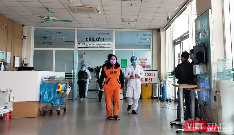 Bệnh nhân mắc COVID-19 xuất viện tại Bệnh viện Bệnh Nhiệt đới Trung ương. Ảnh: Minh Thúy