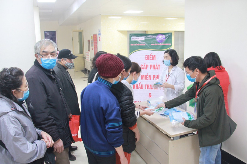 Điểm phát miễn phí khẩu trang tại Bệnh viện Hữu Nghị. Ảnh: BVCC