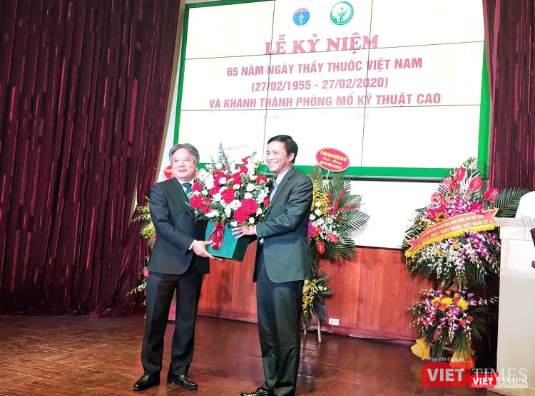 Tổng Thư ký, Chủ Nhiệm Văn phòng Quốc hội Nguyễn Hạnh Phúc tặng hoa chúc mừng Bệnh viện Hữu nghị Việt Đức. Ảnh: Minh Thúy