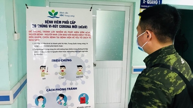 Người nhà bệnh nhân được phát khẩu trang và được thông tin cách phòng, tránh bệnh viêm đường hô hấp cấp do nCoV tại Bệnh viện Nhi Trung ương. Ảnh: Thái Bình Người nhà bệnh nhân được phát khẩu trang và được thông tin cách phòng, tránh bệnh viêm đường hô hấp cấp do nCoV tại Bệnh viện Nhi Trung ương. Ảnh: Thái Bình