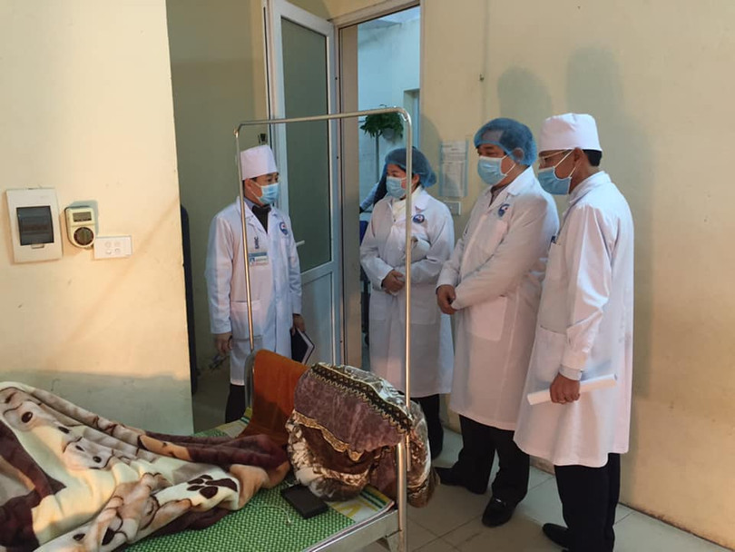 PGS.TS. Lương Ngọc Khuê (áo trắng, đeo khẩu trang thứ 3 từ trái sang) kiểm tra tình hình sức khỏe bệnh nhân. Ảnh: Lê Hảo