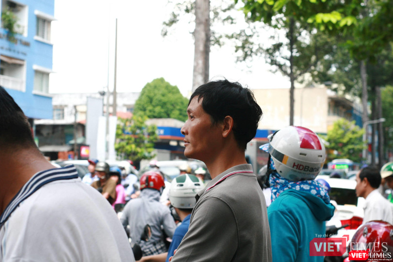 Một số nhiều phụ huynh đứng trước cổng với đôi mắt dõi theo con