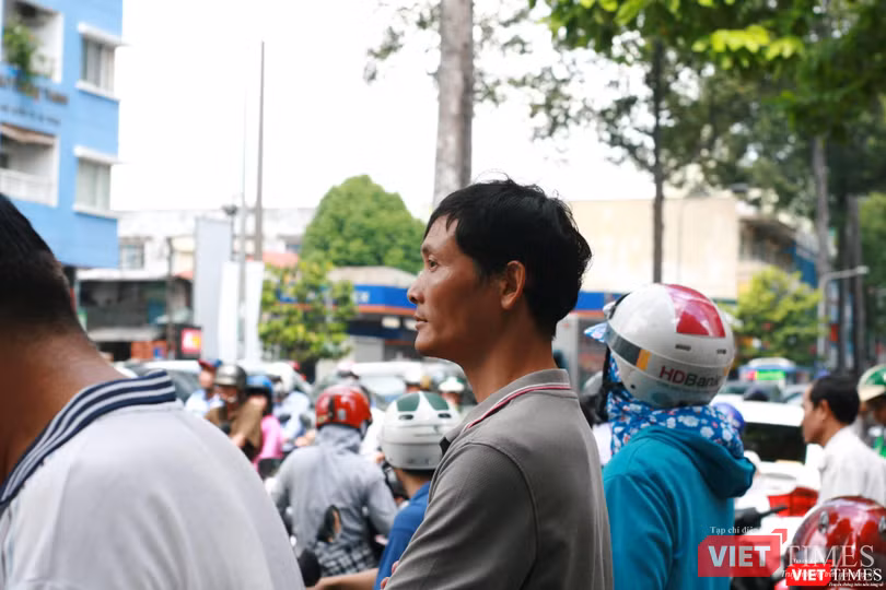 Một số nhiều phụ huynh đứng trước cổng với đôi mắt dõi theo con