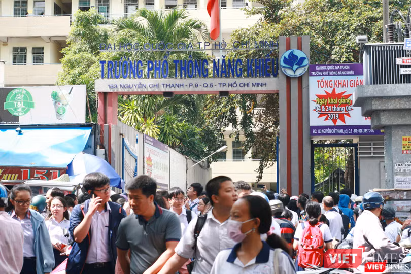 Rất đông phụ huynh và thí sinh đến điểm thi cơ sở 1 trường Phổ thông Năng khiếu