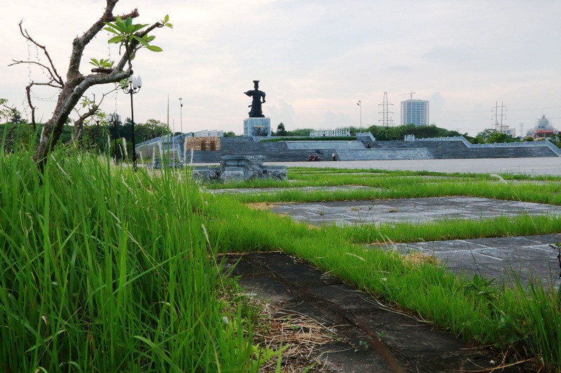 Công trình Quảng trường và tượng đài Đinh Tiên Hoàng Đế ở Ninh Bình bỏ hoang nhiều năm chưa thể tiếp tục hoàn thành như mục tiêu dự án