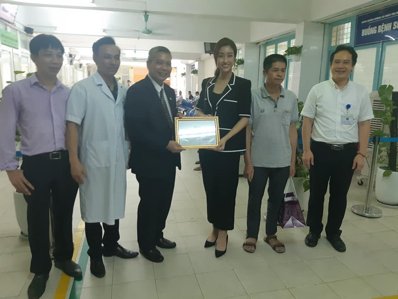 Hoa hậu Đỗ Mỹ Linh trao tặng 300 triệu đồng cho ca ghép tim trẻ em Hoa hậu Đỗ Mỹ Linh trao tặng 300 triệu đồng cho ca ghép tim trẻ em