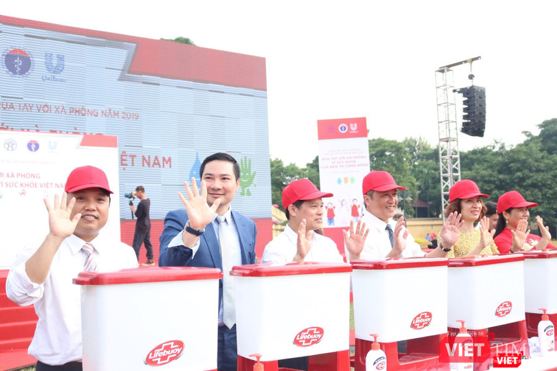 Các đại biểu hào hứng rửa tay với xà phòng