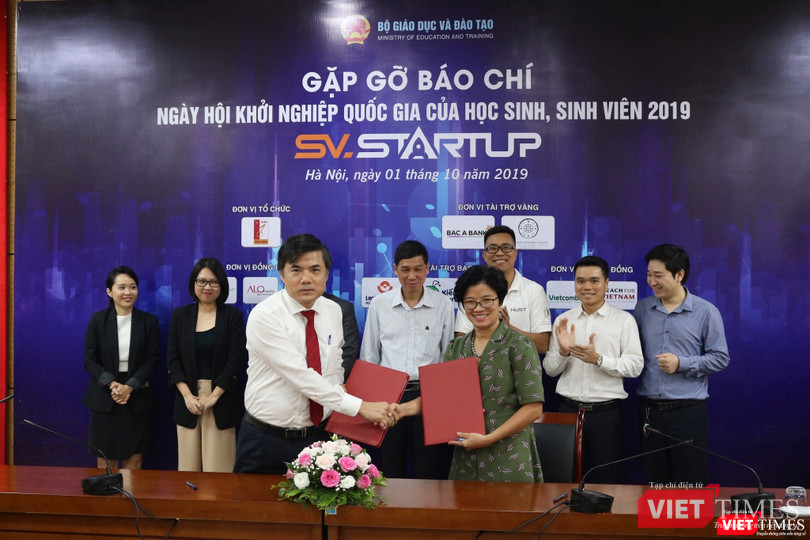 Ông Bùi Văn Linh – Phó Vụ trưởng phụ trách Vụ Giáo dục chính trị và công tác học sinh sinh viên, Phó trưởng ban chỉ đạo kí kết biên bản hợp tác giữa các bên liên quan