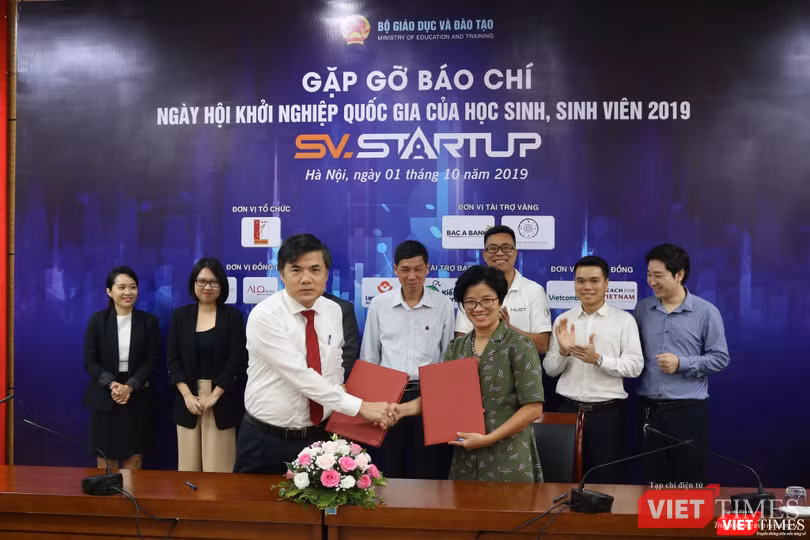 Ông Bùi Văn Linh – Phó Vụ trưởng phụ trách Vụ Giáo dục chính trị và công tác học sinh sinh viên, Phó trưởng ban chỉ đạo kí kết biên bản hợp tác giữa các bên liên quan Ông Bùi Văn Linh – Phó Vụ trưởng phụ trách Vụ Giáo dục chính trị và công tác học sinh sinh viên, Phó trưởng ban chỉ đạo kí kết biên bản hợp tác giữa các bên liên quan