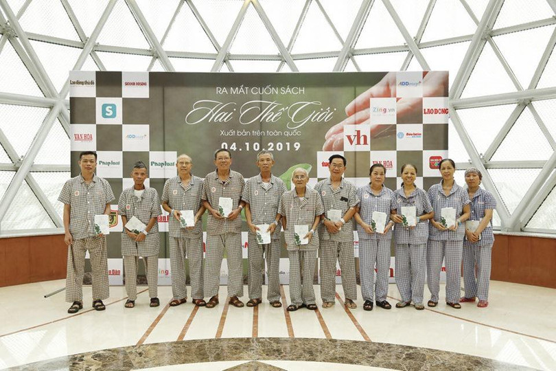 Các bệnh nhân tại lễ ra mắt cuốn sách "Hai thế giới"