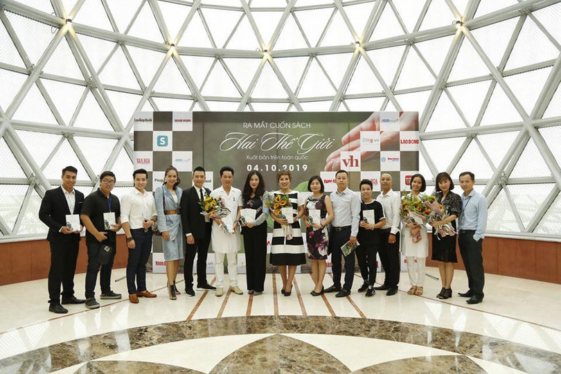 Hôm nay, cuốn sách "Hai thế giới" chính thức được xuất bản trên toàn quốc