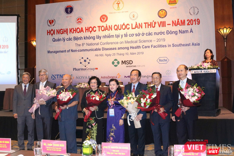 Đại biểu tham dự chụp ảnh lưu niệm tại hội nghị