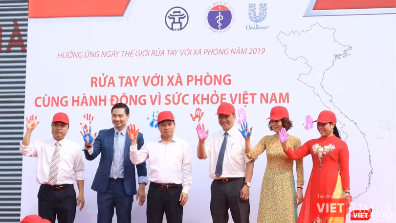 Các đại biểu tham dự in dấu tay hưởng ứng "Ngày thế giới rửa tay với xà phòng"