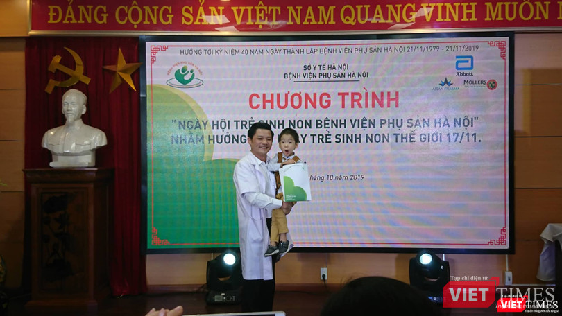 PGS. TS. Nguyễn Duy Ánh – Giám đốc Bệnh viện Phụ sản Hà Nội cùng em bé sinh non được điều trị tại bệnh viện
