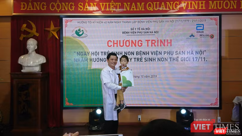 PGS. TS. Nguyễn Duy Ánh – Giám đốc Bệnh viện Phụ sản Hà Nội cùng em bé sinh non được điều trị tại bệnh viện
