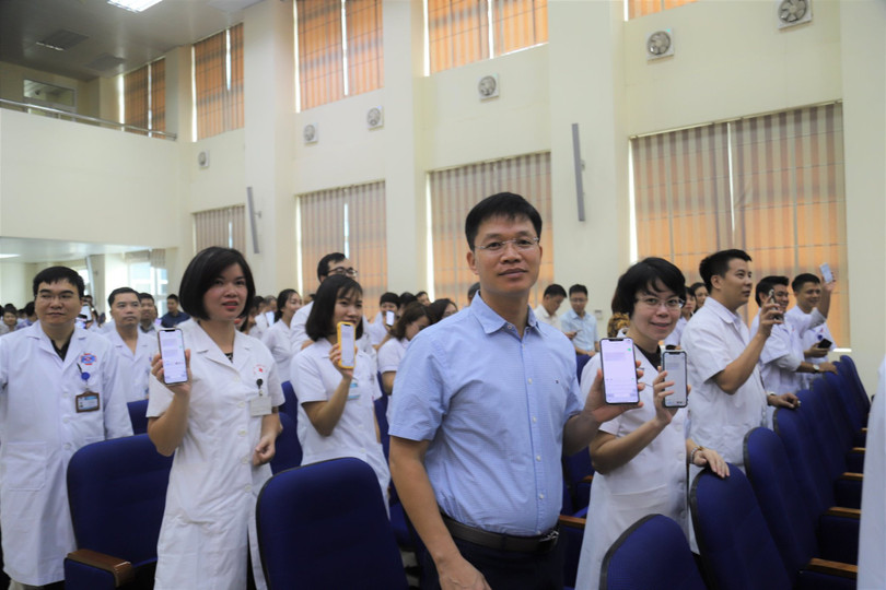 Các cán bộ y tế tại Bệnh vện K cùng nhắn tin ủng hộ bệnh nhân ung thư