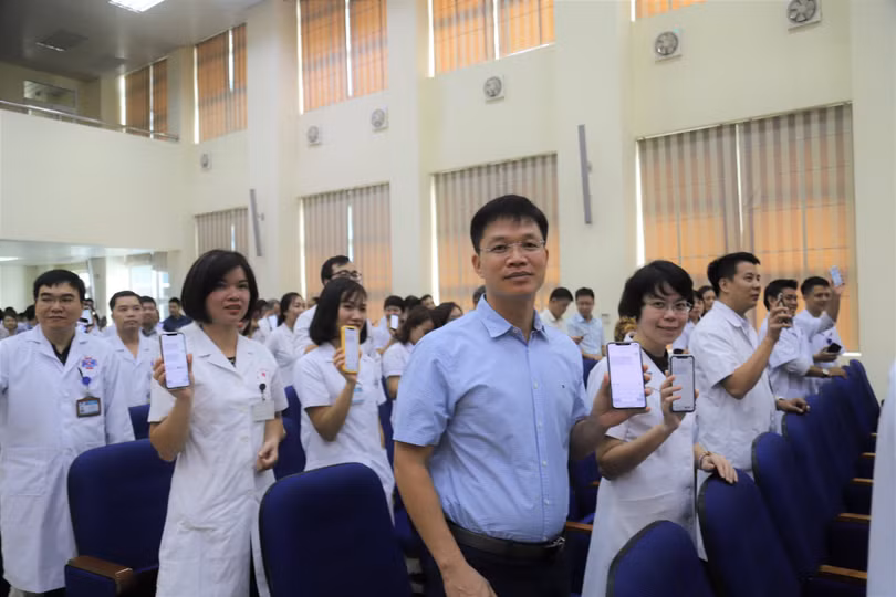 Các cán bộ y tế tại Bệnh vện K cùng nhắn tin ủng hộ bệnh nhân ung thư