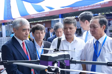 Ông Nguyễn Minh Hồng, Chủ tịch Hội Truyền thông số Việt Nam (bên trái), cùng các đại biểu tham quan khu trưng bày công nghệ bên lề hội nghị. Ảnh: Tùng Lâm.