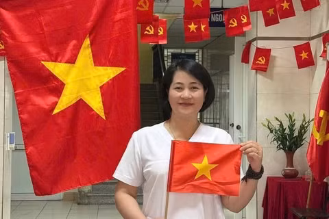 Ép tim cứu người ngừng tuần hoàn ở quán cà phê, nữ điều dưỡng được khen thưởng