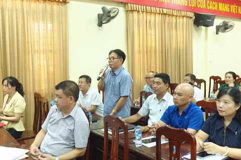 Đại diện các thôn phát biểu ý kiến. Ảnh: Hà Nội Mới