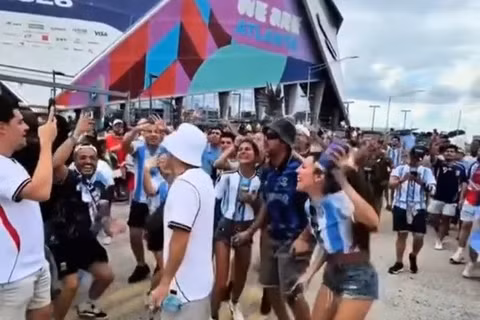 Nhóm nữ CĐV Argentina trêu tức CĐV Anh sau trận bán kết World Cup 2026