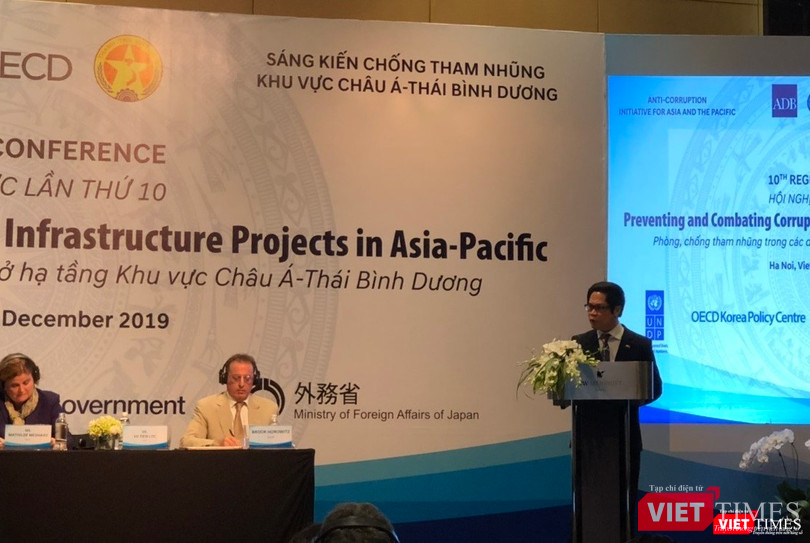 ông Vũ Tiến Lộc, Chủ tịch Phòng Thương mại và Công nghiệp Việt Nam (VCCI) trao đổi tại hội nghị.