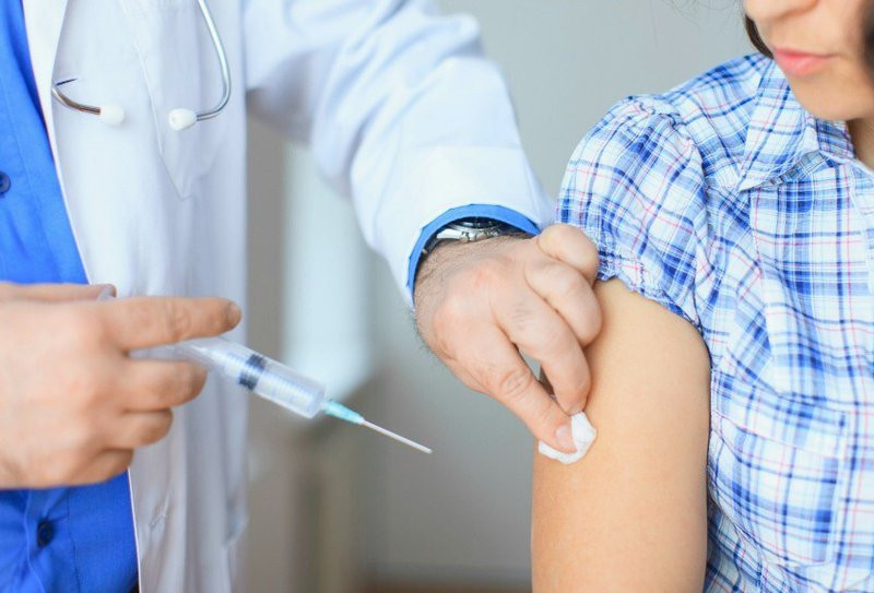 Tiêm vaccine là một trong những cách phòng ngừa tác nhân gây bệnh viêm cơ tim.
