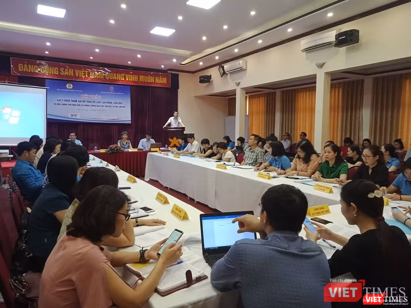 Việc điều chỉnh tuổi nghỉ hưu và phòng chống quấy rối tình dục tại nơi làm việc là những vấn đề được xã hội quan tâm Toàn cảnh buổi hội thảo