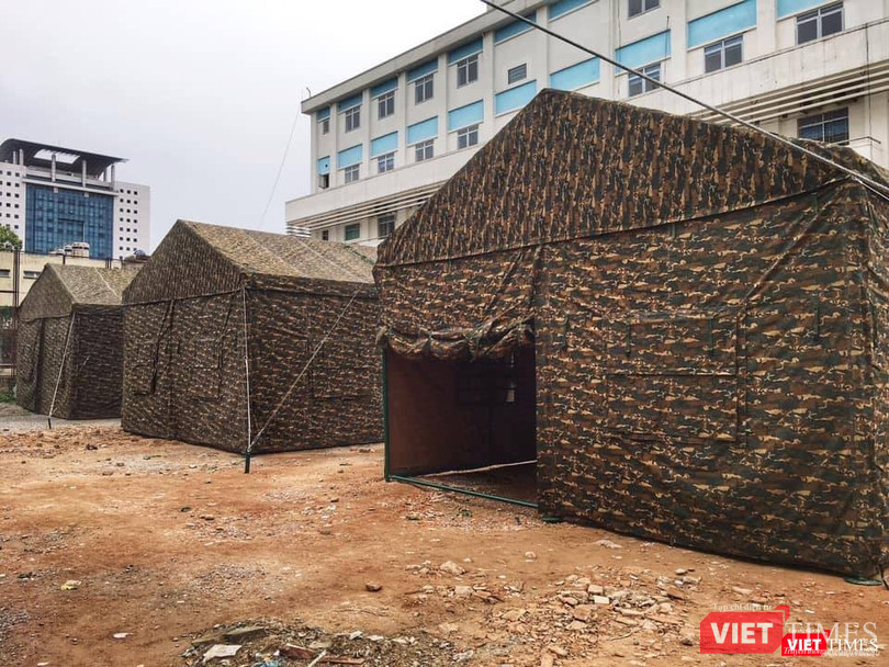 Bệnh viện dã chiến được dựng lên ngay trong sân Bệnh viện Bạch Mai vào đêm 28/3 (ảnh: Đặng Tú)