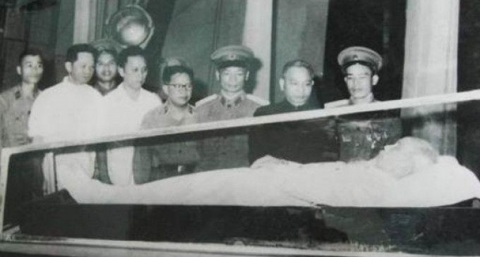 Chuyển thi hài Bác về Hội trường Ba Đình chuẩn bị lễ tang Chuyển thi hài Bác về Hội trường Ba Đình chuẩn bị lễ tang