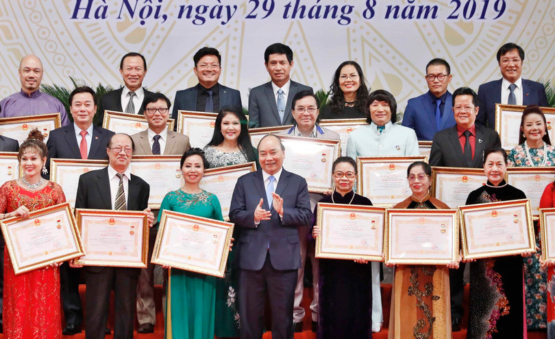 Thủ tướng trao tặng danh hiệu NSND cho các cá nhân có nhiều đóng góp cho sự nghiệp xây dựng và phát triển nền văn hóa của dân tộc. Thủ tướng trao tặng danh hiệu NSND cho các cá nhân có nhiều đóng góp cho sự nghiệp xây dựng và phát triển nền văn hóa của dân tộc.